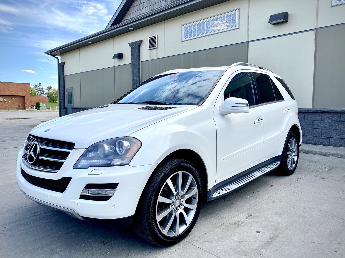 White Mercedes-Benz ML